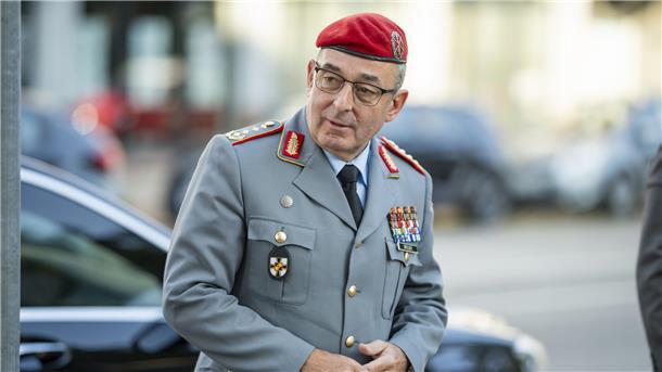 Generalinspekteur in Bremerhaven: Das ist seine rote Linie bei der Ukraine-Hilfe Mann in Generaluniform