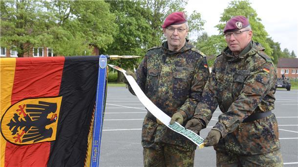 Generalleutnant Alfons Mais (links) ist Inspekteur des Heeres und damit oberster Chef der Teilstreitkräfte. Am Dienstag war er in der Fallschirmjäger-Kaserne in Seedorf zu Gast, um dem Fallschirmjäger-Regiment 31 das Fahnenband „Einsatz“ zu verleihen. Es erinnert an die jüngeren Auslandseinsätze des Regimentes. Regimentskommandeur Eiko Zuckschwerdt (rechts) durfte mit Hand anlegen.