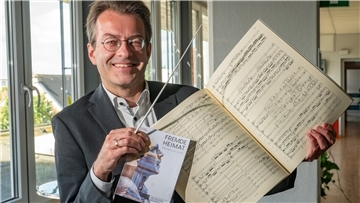 Generalmusikdirektor Marc Niemann dirigiert am 28. und 29. August das 1. Sinfoniekonzert in der Spielzeit. Neben Chopin und Schumann steht ein Stück des unbekannteren Komponisten Karl Amadeus Hartmann auf dem Programm.
