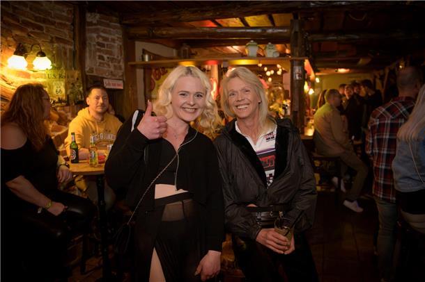 Generationen lieben DJ Jan: Rita Engel mit ihrer Tochter Shayen.