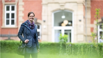 Genesungsbegleiterin Julia Kistner hilft Patientinnen und Patienten, mit psychischen Problemen umzugehen.