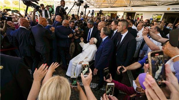 Papst Franziskus verlässt Klinik: „Ich lebe noch“ Genießt das Bad in der Menge: Papst Franziskus.
