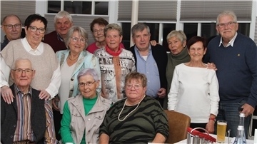 Genossen die Zeit beim Klassentreffen, um Erinnerungen auszukramen. Die Ehemaligen vom Abschlussjahrgang 1959 der Nordschule Nordenham.
