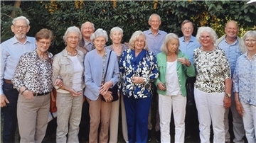 Genossen ein Klassentreffen nach 68 Jahren: (von links) Volker Greite, Marga Gevecke, Bärbel Greite, Dr. Friedrich Vetter, Heide Pülsch, Gudrun Schöttler, Ursula Cordes, Dieter Bielke, Gisela Claus, Dieter Kück, Gisela Blank, Ulrich Claus und Grietje Bielke.