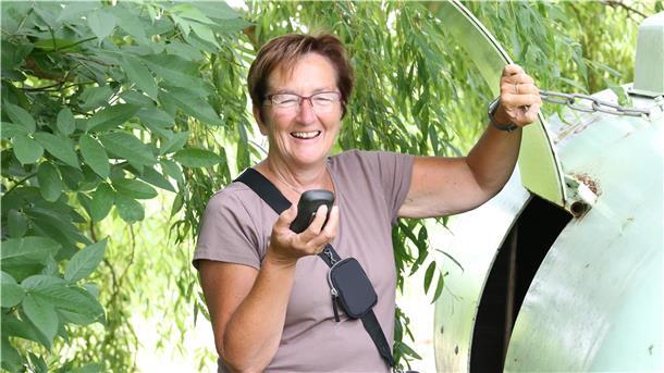 GeoGisela alias Gisela Oertel-Kolmer mit einem GPS-Gerät am Cache namens U-Boot.