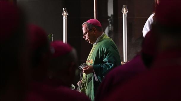 Georg Bätzing schwenkt beim Eröffnungsgottesdienst der Herbstvollversammlung in der St. Bonifatius-Kirche das Weihrauchfass.