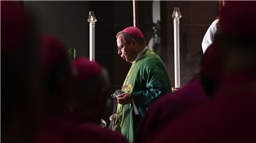 Georg Bätzing schwenkt beim Eröffnungsgottesdienst der Herbstvollversammlung in der St. Bonifatius-Kirche das Weihrauchfass.