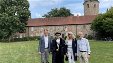 Georg Breitenbach alias Carl Friedrich Gauß, eingerahmt von Stadtdirektor Henning Fricke (links), Alinda van der Vooren-Tralau sowie Bürgermeister Jens Petersen.