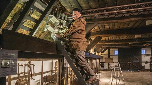 Herzblut und Handarbeit für das alte bäuerliche Leben in Moor und Marsch Georg Riemer arbeitet ehrenamtlich im Geesthof des Bauernhausvereins Lehe und hält im Handwerker-Team die Exponate der historischen Anlage in Schuss.