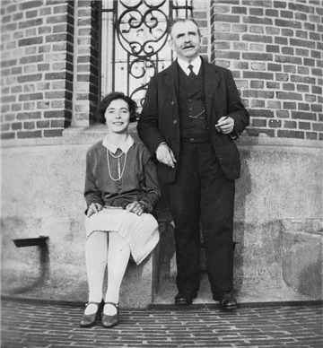 Georg Tietge Vöge war vor 100 Jahren Leuchtturmwärter auf der Nordmole, vermutlich sogar der letzte. Die Aufnahme zeigt ihn 1930 mit einer Bekannten der Familie am Fuße des Turms.