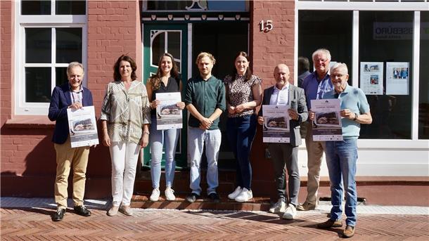 Georg Tretzmüller (von links), Martina Klingner, Theresa Borgardt, Wilfried Riggers (von rechts) und Manfred Bordiehn vom Kultur- und Heimatkreis Bremervörde begrüßten den neuen Stadtmaler Clemens Tremmel (Vierter von links) am Montagnachmittag gemeinsam mit Bürgermeister Michael Hannebacher (Dritter von rechts) und Marina Imbusch (Dritte von rechts), Öffentlichkeitsbeauftragte der Stadt. Nach dem Pressegespräch im Rathaus besuchten sie gemeinsam die Atelierräume in der Fußgängerzone. 