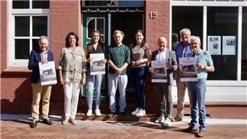 Georg Tretzmüller (von links), Martina Klingner, Theresa Borgardt, Wilfried Riggers (von rechts) und Manfred Bordiehn vom Kultur- und Heimatkreis Bremervörde begrüßten den neuen Stadtmaler Clemens Tremmel (Vierter von links) am Montagnachmittag gemeinsam mit Bürgermeister Michael Hannebacher (Dritter von rechts) und Marina Imbusch (Dritte von rechts), Öffentlichkeitsbeauftragte der Stadt. Nach dem Pressegespräch im Rathaus besuchten sie gemeinsam die Atelierräume in der Fußgängerzone. 