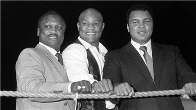 George Foreman zwischen Frazier und Ali.