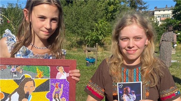 Georgia Balke (links) begeisterte bei ihrem Heimspiel im „Das Beet“ in Bremerhaven. Mara aus Hannover hatte Geschenke für sie mitgebracht.