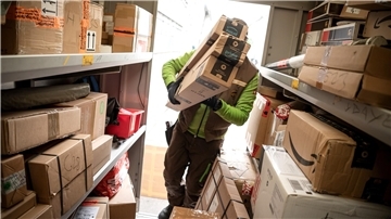 Paketzusteller bei der Arbeit