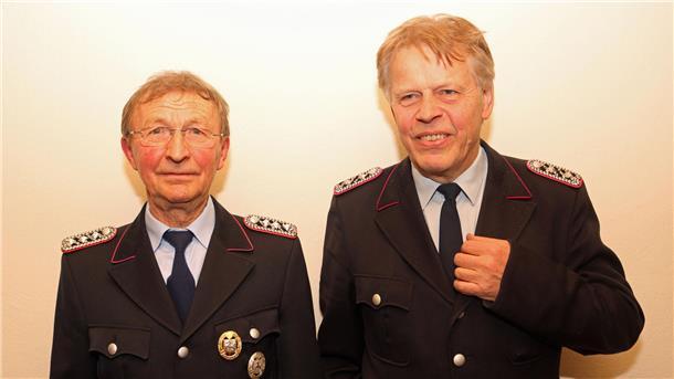 Insgesamt 100 Jahre aktiver Dienst für die Freiwillige Feuerwehr Gerd Röper (links) und Jürgen Glade sind zwei ehemalige Ortsbrandmeister, die in ihrer aktiven Zeit jeder fünfzig Jahre lang die Geschicke der Freiwilligen Feuerwehr Uthlede entscheidend mit gelenkt haben.
