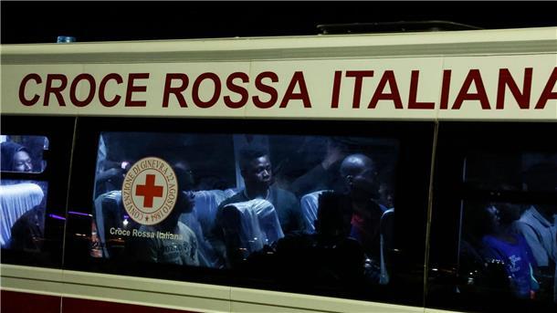Gerettete Menschen sitzen in einem Bus, nachdem sie auf Lampedusa von einem Boot gestiegen sind.