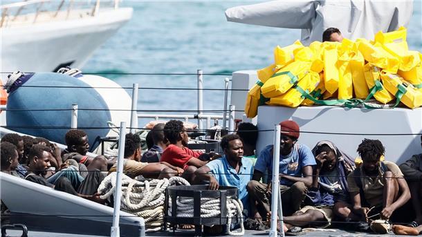 Erneut erreichen Hunderte Bootsmigranten Lampedusa Gerettete Migranten auf einem Boot im Hafen der Insel Lampedusa.