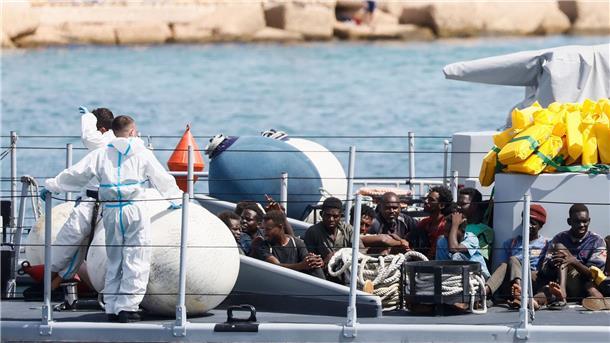 EVP-Chef Weber sieht Europa in einer neuen Migrationskrise Gerettete Migranten im Hafen der italienischen Insel Lampedusa. Die Ankunft Tausender Bootsmigranten in kurzer Zeit hat die Insel an ihre Grenzen gebracht.