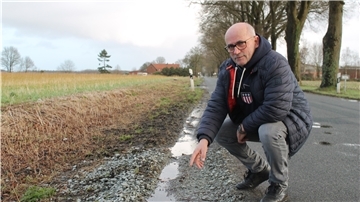 Gerhard Tienken ärgert sich über den schlechten Zustand der Seitenränder an der Kreisstraße 42 zwischen Brunshausen und Stubben.