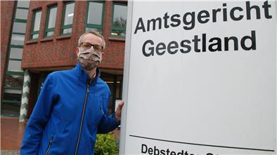 Gerichtsdirektor mit Mundschutz: Axel Döscher zeigt, wie ab Montag, 4. Mai, der Alltag am Gericht wieder startet.