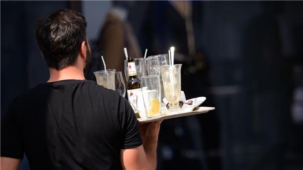 Unter 50 Prozent in tarifgebundenen Betrieben beschäftigt Geringe Tarifbindungsquoten gibt es unter anderem im Gastgewerbe (20 Prozent).