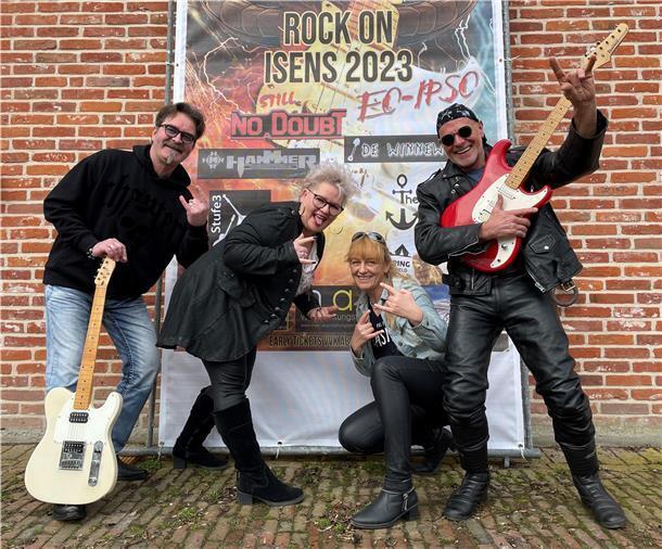 Rock on Isens: Butjadingen erhält ein neues Festival Gernot und Sonja Bieber sowie Maike Brünjes und Frerk Francksen gehen schon mal in Pose für „Rock on Isens“.