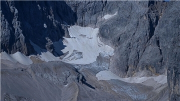Geröll und Schneereste liegen auf dem Höllentalferner unterhalb der Zugspitze.