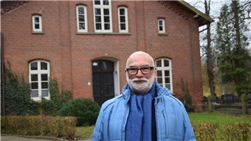 Gert von Heugel betreibt die Hausarztpraxis in ehemaligen Küsterhaus in Stollhamm. Sie existiert seit März vergangenen Jahres und war bereits Angang des dritten Quartals 2021 fest etabliert.