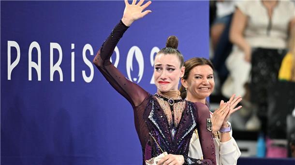 Gerührt über Olympia-Gold: Darja Varfolomeev und Trainerin Yuliya Raskina.