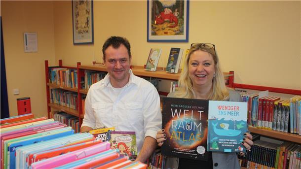 Geschäftsbereichsleiter André Holscher und Schulleiterin Ines Woyciniuk in der Schulbibliothek der Lunestedter Grundschule.