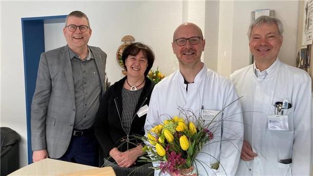 Rotenburg: Chefarztwechsel in der Klinik für Plastisch-Ästhetische Chirurgie Geschäftsführer Jörn Wessel (links), Chefarztsekretärin Sibylle Ludewig und Ärztlicher Direktor Prof. Dr. Reinhard Kiefer (rechts) gratulieren Dr. Nils-Kristian Dohse zur Leitung der Klinik für Plastisch-Ästhetische Chirurgie, Handchirurgie.