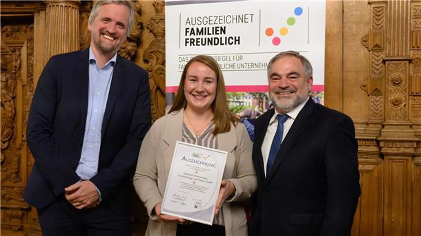 Othmar Gimpel, Geschäftsführer der Stadthalle Bremerhaven, und die Projektverantwortliche Viktoria Herrmann nehmen im Bremer Rathaus die Urkunde  Ausgezeichnet familienfreundlich“ von Hans Georg Tschupke, Abteilungsleiter bei der Senatorin für Wirtschaft, Arbeit und Europa, entgegen