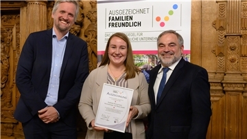 Othmar Gimpel, Geschäftsführer der Stadthalle Bremerhaven, und die Projektverantwortliche Viktoria Herrmann nehmen im Bremer Rathaus die Urkunde  Ausgezeichnet familienfreundlich“ von Hans Georg Tschupke, Abteilungsleiter bei der Senatorin für Wirtschaft, Arbeit und Europa, entgegen