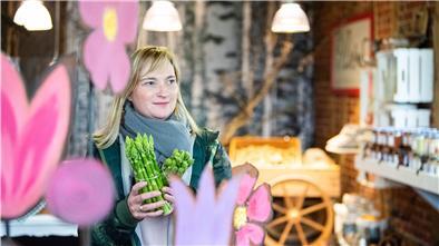 Geschäftsführerin Judith Werner vom gleichnamigen Deinster Spargelhof mit dem frisch eingetroffenen grünen Spargel in ihrem Loxstedter Hofladen.