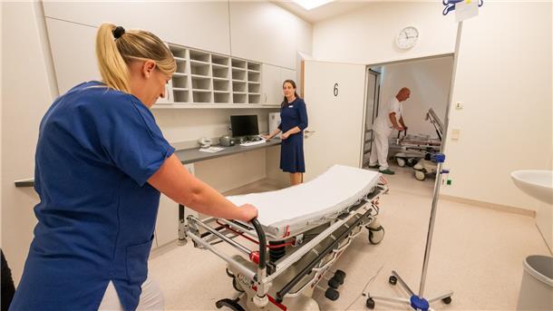 Geschäftsführerin Susanne Kleinbrahm zeigt, wo im Klinikum die Portalpraxis eingerichtet werden könnte. 