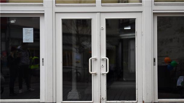 Geschlossen sind die Türen der früheren Filiale eines Drogeriemarktes.