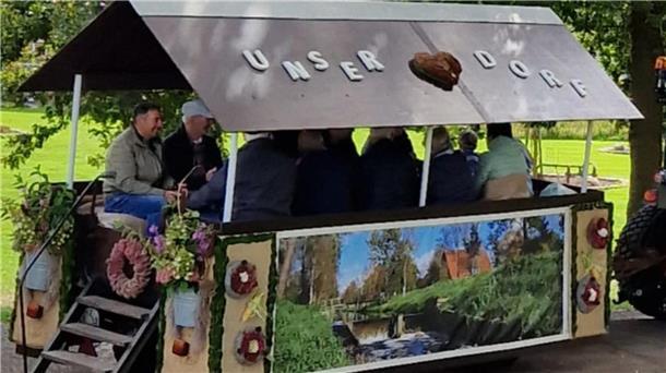 Geschmückte Wagen und ausgelassene Stimmung „an Bord“ sorgten für unbeschwerte Stunden beim diesjährigen Erntefest in Findorf.