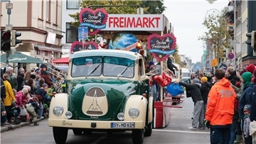 Fünfte Jahreszeit in Bremen – Tausende ziehen zum Freimarkt Geschmückte Wagen ziehen beim Freimarktsumzug durch die Bremer Neustadt.