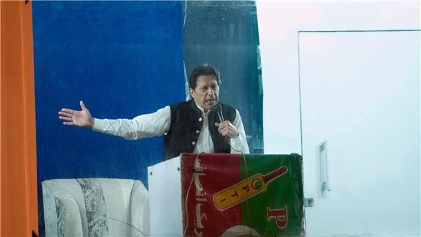 Geschützt durch eine kugelsichere Barriere spricht Imran Khan bei einer Kundgebung in Lahore. Pakistans Ex-Premierminister ist wegen Ermittlungen in einem Korruptionsverfahren in Islamabad verhaftet worden.