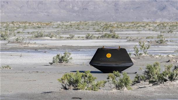 Geschützt von einem Hitzeschild und gebremst von Fallschirmen landete die Kapsel in der Wüste des US-Bundesstaats Utah.
