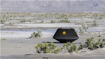 Geschützt von einem Hitzeschild und gebremst von Fallschirmen landete die Kapsel in der Wüste des US-Bundesstaats Utah.