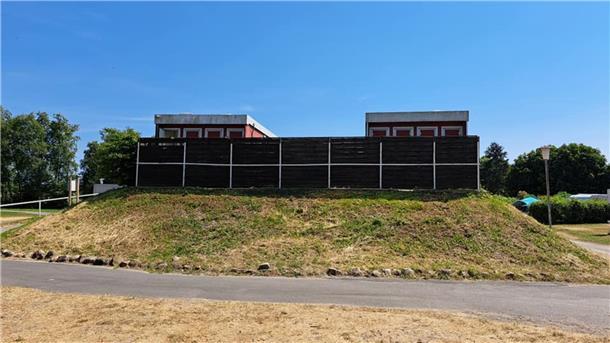 Campingplatz Sandstedt wird runderneuert: Betreiber investiert eine Million Euro Geschützt vor Hochwasser: Die sanitären Anlagen stehen auf einem Wall. Sie sollen im nächsten Jahr erneuert werden.