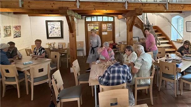Bild von Besuchern eines Spielenachmittags in der Seefelder Mühle