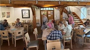 Bild von Besuchern eines Spielenachmittags in der Seefelder Mühle