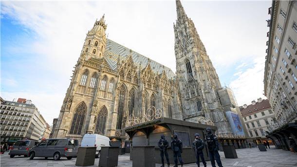 Mögliche Anschlagspläne: Polizei erhöht Schutz am Kölner Dom Gesichert: Polizisten stehen nach Hinweisen auf einen möglichen Anschlagsplan einer islamistischen Gruppe vor der Domkirche St. Stephan in Wien.