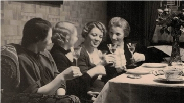 Gesine Karte, (rechts) und ihre Tochter Erna Gronau (Zweite von rechts) stoßen vor Ende 1944 mit zwei unbekannten Damen in einem Wohnzimmer in Bremen an. Die Damen sind offenbar gut gelaunt.