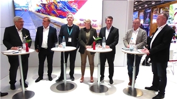 Gespräche über Kreuzfahrten in Bremerhaven (von links): OB Melf Grantz, Hans-Jörg Kunze (AIDA), Michael Schulze (Phoenix Reisen), Daniela Hensel-Ettlin (TUI Cruises), Guido Laukamp (Nicko Cruise), Jörg Eichler (A-Rosa Flusskreuzfahrten) und Jörg Gövert (SE-Tours).
