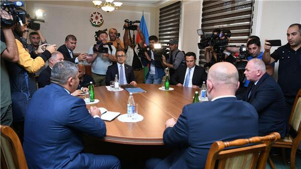 Gespräche zwischen Vertretern der armenischen Gemeinschaft von Berg-Karabach, der aserbaidschanischen Regierung und des russischen Friedenskontingents.
