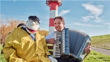 Gestrandet auf der Hallig: Klappmaul-Komiker Werner Momsen und Matthias Brodowoy, selbsternannter „Vertreter für gehobenen Blödsinn“, treten in Bremerhaven auf.